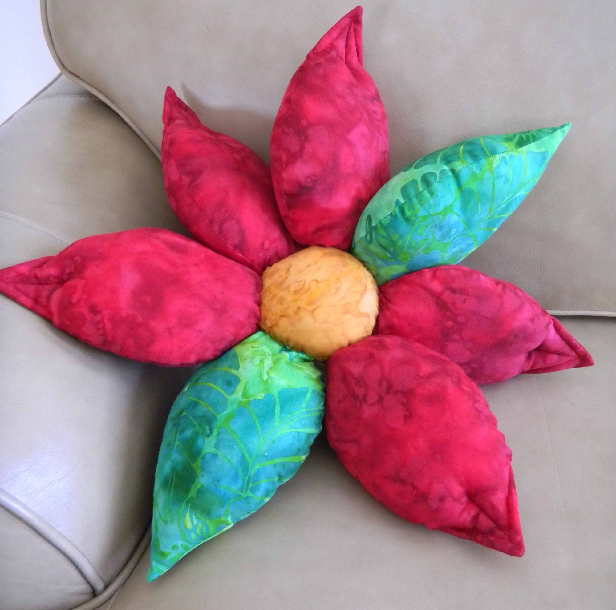 Poinsettia Pillow Quilt Pattern Download - Raspberry Lane Crafts